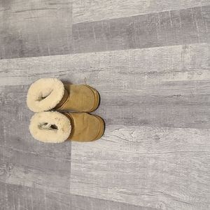 UGG boots girls with fuzzz